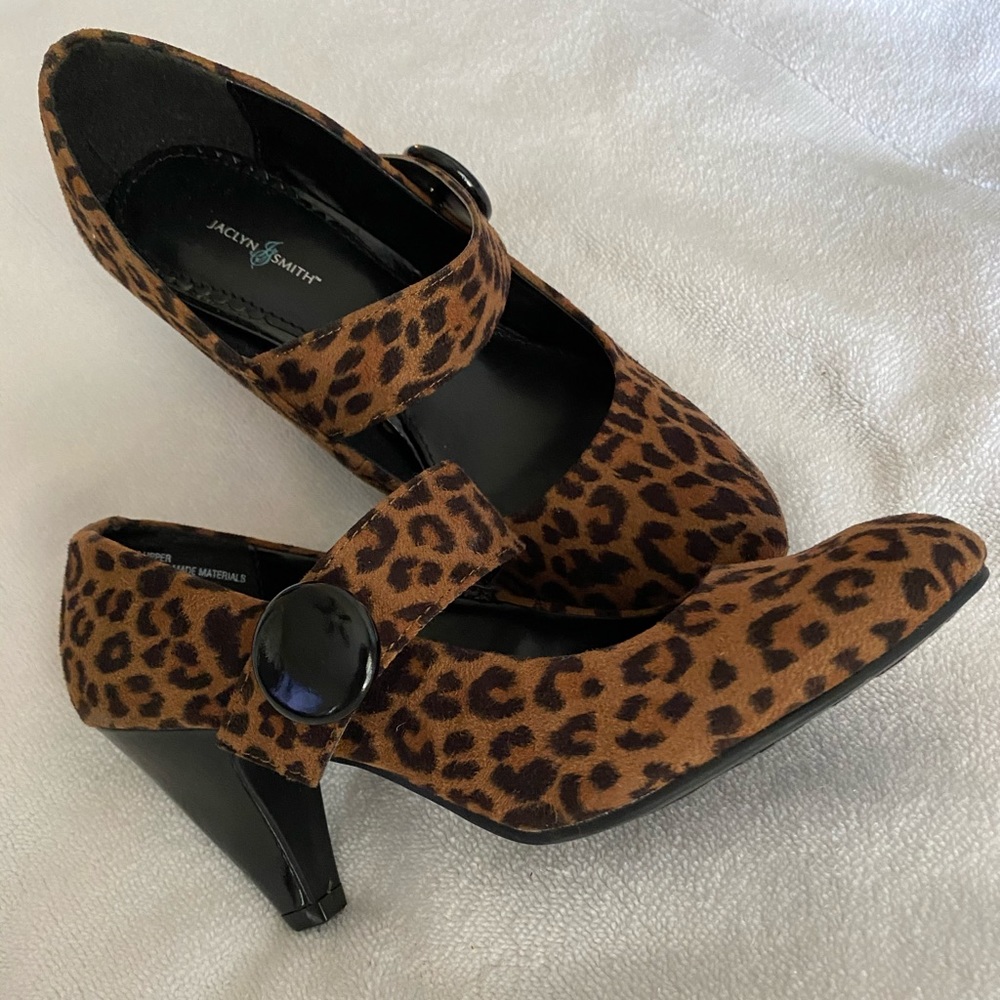 Cheetah print heels - new, never worn
Size 5